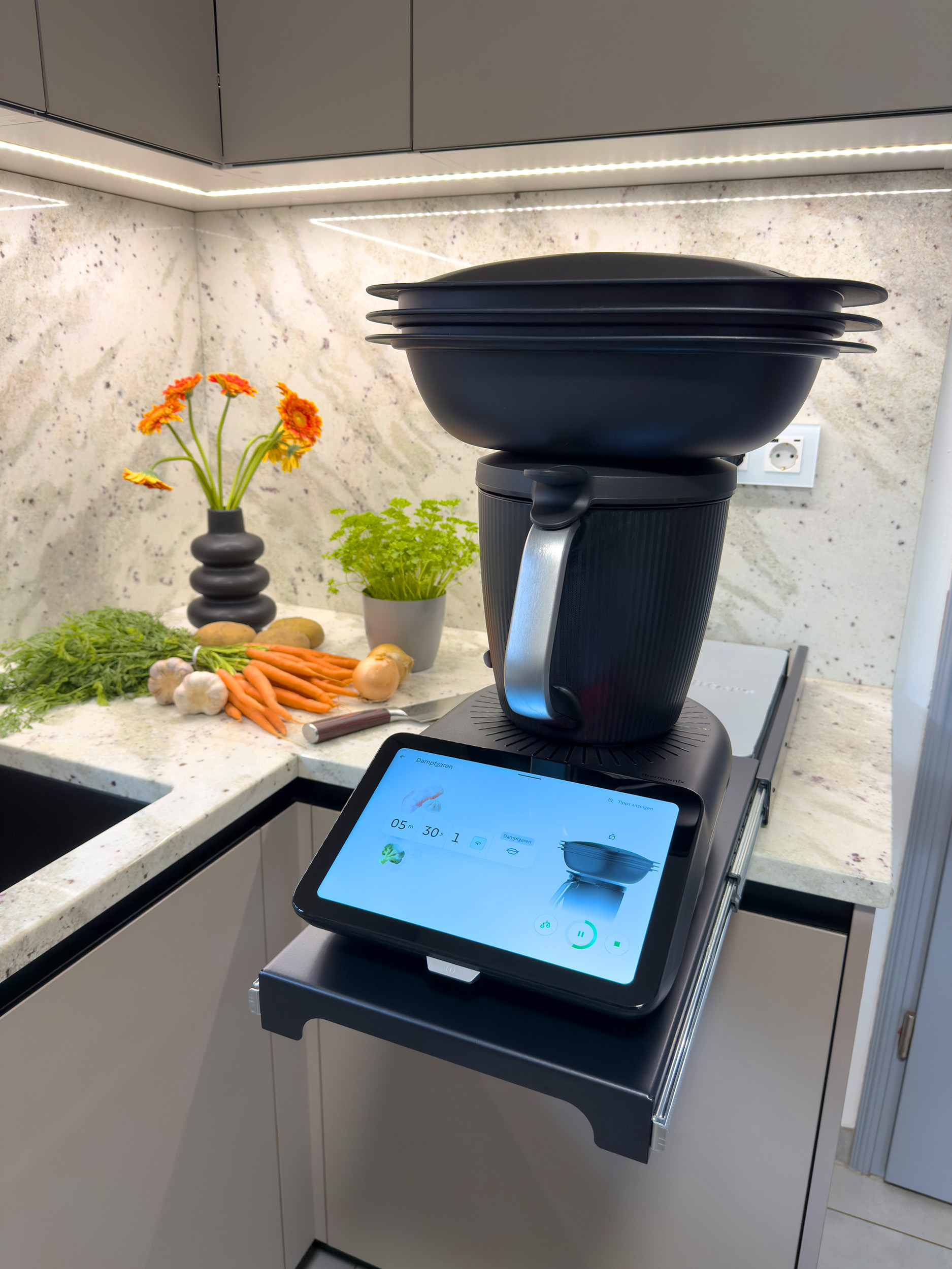Thermomix TM7 mit Varoma in der Küche